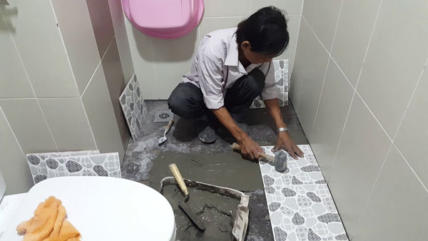 cách ốp gạch tường nhà vệ sinh